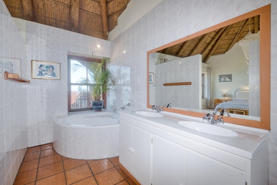 5 Bedroom Property for Sale in De Kelders Western Cape